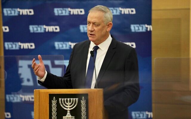 Le ministre de la Défense Benny Gantz s'exprimant lors de la réunion de la faction de son parti Kakhol lavan à la Knesset, le 27 mai 2020. (Elad Malka/Kakhol lavan)