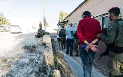 Illustration. Les forces de sécurité israéliennes arrêtent des membres présumés du FPLP dans le cadre d'une vaste opération de répression du groupe terroriste en Cisjordanie, sur une photographie non datée publiée le 17 décembre 2019. (Armée israélienne)