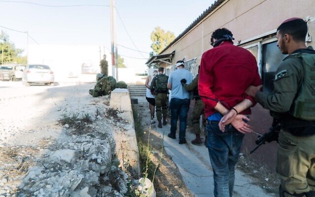Illustration. Les forces de sécurité israéliennes arrêtent des membres présumés du FPLP dans le cadre d'une vaste opération de répression du groupe terroriste en Cisjordanie, sur une photographie non datée publiée le 17 décembre 2019. (Armée israélienne) Illustration. Les forces de sécurité israéliennes arrêtent des membres présumés du FPLP dans le cadre d'une vaste opération de répression du groupe terroriste en Cisjordanie, sur une photographie non datée publiée le 17 décembre 2019. (Armée israélienne)