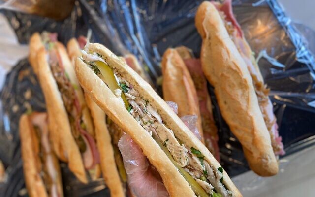 Ellie Balouka propose des plats "simples et délicieux", comme ce sandwich de salade de poulet, qu'il ne faut pas réchauffer. (Crédit : Balouka/ via JTA)