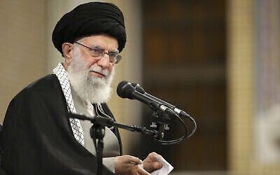 Sur cette photo publiée par le site officiel du bureau du guide suprême iranien, le Guide suprême de l'Iran 
l'Ayatollah Ali Khamenei parle à un groupe d'habitants de la ville de Qom, à Téhéran, en Iran, le mercredi 8 janvier 2020. (Crédit : Bureau du Guide suprême iranien via AP)