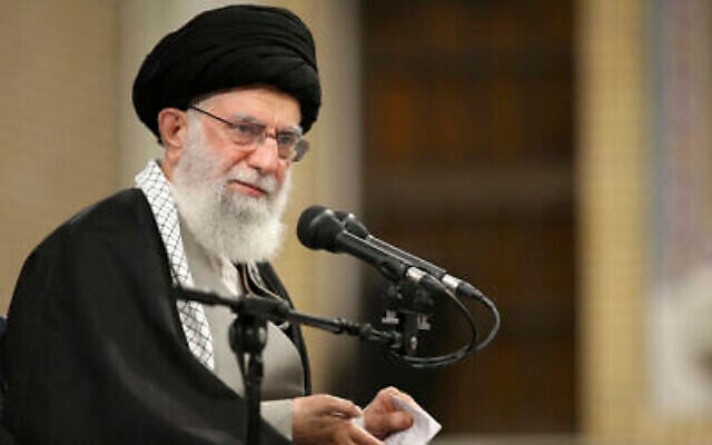 Sur cette photo publiée par le site officiel du bureau du guide suprême iranien, le Guide suprême de l'Iran
l'Ayatollah Ali Khamenei parle à un groupe d'habitants de la ville de Qom, à Téhéran, en Iran, le mercredi 8 janvier 2020. (Crédit : Bureau du Guide suprême iranien via AP) Sur cette photo publiée par le site officiel du bureau du guide suprême iranien, le Guide suprême de l'Iran
l'Ayatollah Ali Khamenei parle à un groupe d'habitants de la ville de Qom, à Téhéran, en Iran, le mercredi 8 janvier 2020. (Crédit : Bureau du Guide suprême iranien via AP)
