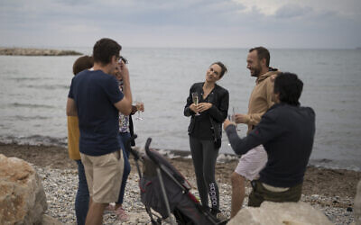 Un groupe d'amis fête un anniversaire avec du champagne sur une plage à Marseille, dans le sud de la France, le 16 mai 2020 (AP Photo/Daniel Cole)