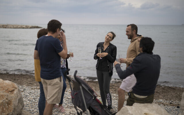 Un groupe d'amis fête un anniversaire avec du champagne sur une plage à Marseille, dans le sud de la France, le 16 mai 2020 (AP Photo/Daniel Cole) Un groupe d'amis fête un anniversaire avec du champagne sur une plage à Marseille, dans le sud de la France, le 16 mai 2020 (AP Photo/Daniel Cole)