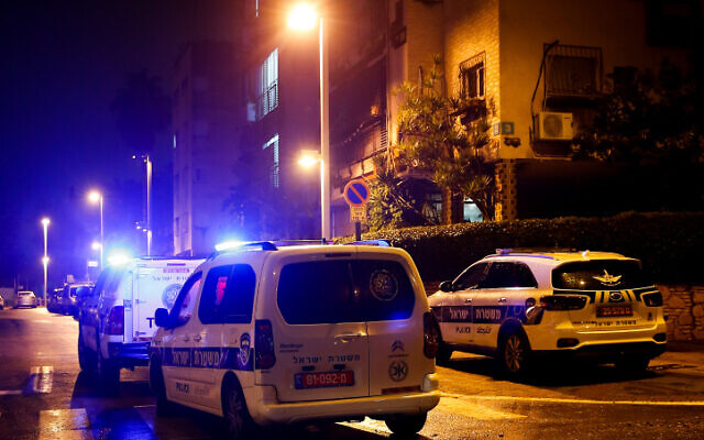 La police sur les lieux d’un meurtre-suicide présumé à Petah Tikva, le 17 janvier 2020. Illustration (Crédit : Roy Alima/Flash90)