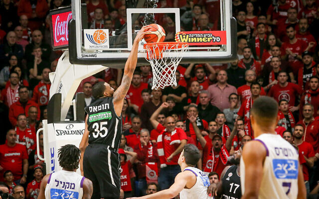 Les équipes de l'Hapoel Jerusalem et de l'Ironi Nahariya jouent à Tel Aviv pendant la finale de la Coupe de l'Etat d'Israël en Basketball le 13 février 2020. (Flash90) Les équipes de l'Hapoel Jerusalem et de l'Ironi Nahariya jouent à Tel Aviv pendant la finale de la Coupe de l'Etat d'Israël en Basketball le 13 février 2020. (Flash90)