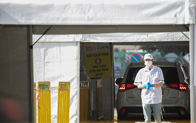 Un secouriste du Magen David Adom à un centre de test mobile du coronavirus à Jérusalem, le 24 mars 2020. (Olivier Fitoussi/Flash90) Un secouriste du Magen David Adom à un centre de test mobile du coronavirus à Jérusalem, le 24 mars 2020. (Olivier Fitoussi/Flash90)
