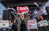 Des auto-entrepreneurs israéliens propriétaires de petites entreprises participent à une manifestation devant le parlement israélien à Jérusalem, le 30 mars 2020. (Yonatan Sindel/Flash90)