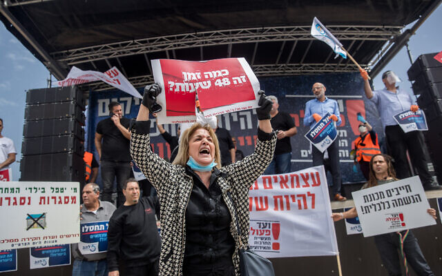 Des auto-entrepreneurs israéliens propriétaires de petites entreprises participent à une manifestation devant le parlement israélien à Jérusalem, le 30 mars 2020. (Yonatan Sindel/Flash90) Des auto-entrepreneurs israéliens propriétaires de petites entreprises participent à une manifestation devant le parlement israélien à Jérusalem, le 30 mars 2020. (Yonatan Sindel/Flash90)