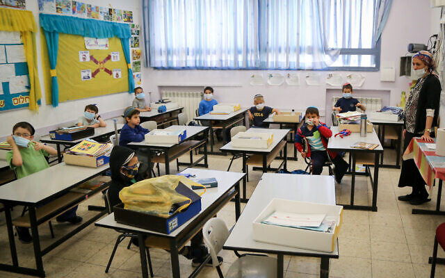 Des élèves israéliens à l'école Orot Etzion à Efrat portent des masques alors qu'ils reviennent à l'école pour la première fois depuis le début de l'épidémie de coronavirus, le 3 mai 2020. (Gershon Elinon/Flash90) Des élèves israéliens à l'école Orot Etzion à Efrat portent des masques alors qu'ils reviennent à l'école pour la première fois depuis le début de l'épidémie de coronavirus, le 3 mai 2020. (Gershon Elinon/Flash90)