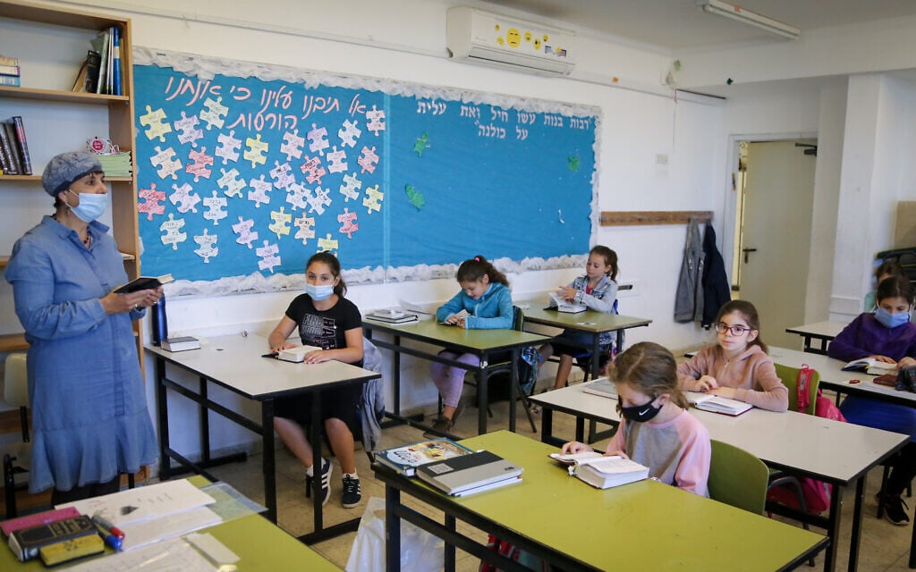 Des élèves israéliens à l'école Orot Etzion à Efrat portent des masques alors qu'ils reviennent à l'école pour la première fois depuis le début de l'épidémie de coronavirus, le 3 mai 2020. (Gershon Elinon/Flash90)