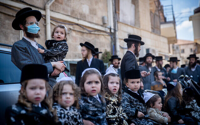 Des hommes ultra-orthodoxes et leurs enfants participent à une manifestation contre les restrictions gouvernementales dans le quartier de Mea Shearim, à Jérusalem, le 10 mai 2020. (Yonatan Sindel/Flash90) Des hommes ultra-orthodoxes et leurs enfants participent à une manifestation contre les restrictions gouvernementales dans le quartier de Mea Shearim, à Jérusalem, le 10 mai 2020. (Yonatan Sindel/Flash90)