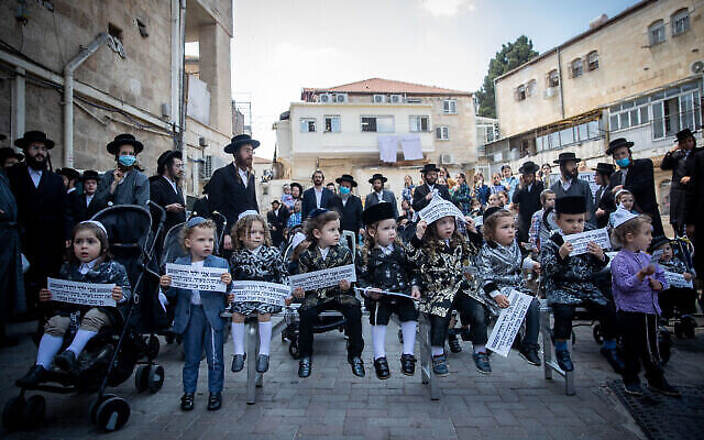 Des hommes juifs ultra-orthodoxes et leurs enfants de trois ans participent à une manifestation contre les restrictions du gouvernement qui les empêchent d'aller au Mont Meron pour Lag BaOmer demain soir, dans le quartier ultra-orthodoxe de Mea Shearim à Jérusalem, le 10 mai 2020. (Photo par Yonatan Sindel/Flash90) Des hommes juifs ultra-orthodoxes et leurs enfants de trois ans participent à une manifestation contre les restrictions du gouvernement qui les empêchent d'aller au Mont Meron pour Lag BaOmer demain soir, dans le quartier ultra-orthodoxe de Mea Shearim à Jérusalem, le 10 mai 2020. (Photo par Yonatan Sindel/Flash90)