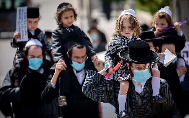 Des hommes juifs ultra-orthodoxes et leurs enfants de trois ans participent à une manifestation contre les restrictions du gouvernement qui les empêchent d'aller au Mont Meron pour Lag BaOmer demain soir, dans le quartier ultra-orthodoxe de Mea Shearim à Jérusalem, le 10 mai 2020. (Photo par Yonatan Sindel/Flash90) Des hommes juifs ultra-orthodoxes et leurs enfants de trois ans participent à une manifestation contre les restrictions du gouvernement qui les empêchent d'aller au Mont Meron pour Lag BaOmer demain soir, dans le quartier ultra-orthodoxe de Mea Shearim à Jérusalem, le 10 mai 2020. (Photo par Yonatan Sindel/Flash90)
