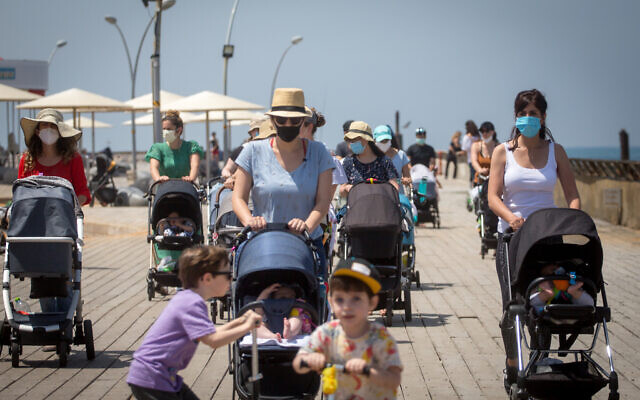 Des Israéliens portent des masques alors qu'ils profitent d'une balade sur le port de Tel Aviv. Le gouvernement a levé certaines mesures de restrictions imposées contre le coronavirus, le 12 mai 2020. (Miriam Alster/FLASH90) Des Israéliens portent des masques alors qu'ils profitent d'une balade sur le port de Tel Aviv. Le gouvernement a levé certaines mesures de restrictions imposées contre le coronavirus, le 12 mai 2020. (Miriam Alster/FLASH90)