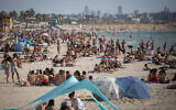 Les Israéliens sur une plage de Tel Aviv, contrevenant aux règles instaurées pour stopper la propagation du coronavirus, le 16 mai 2020 (Crédit : Miriam Alster/FLASH90)