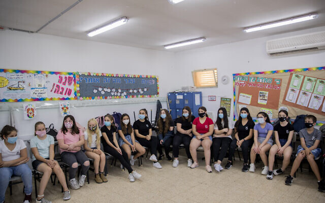 Des élèves et enseignants portent des masques de protection alors qu'ils retournent en classe, à l'école Hashalom à Mevaseret Zion, à proximité de Jérusalem, le 17 mai 2020. (Yonatan Sindel/Flash90) Des élèves et enseignants portent des masques de protection alors qu'ils retournent en classe, à l'école Hashalom à Mevaseret Zion, à proximité de Jérusalem, le 17 mai 2020. (Yonatan Sindel/Flash90)