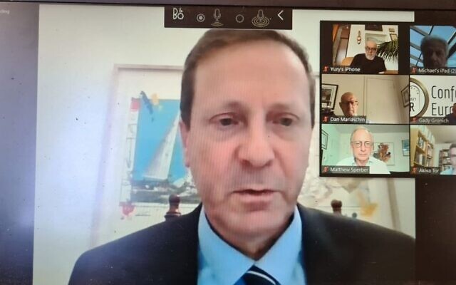 Isaac Herzog discute des façons de répondre aux besoins des communautés juives dans le monde dans le contexte de la crise du coronavirus avec 30 responsables locaux d'organisations juives depuis son bureau à Jérusalem, le 26 mai 2020. (Crédit : Agence juive pour Israël) Isaac Herzog discute des façons de répondre aux besoins des communautés juives dans le monde dans le contexte de la crise du coronavirus avec 30 responsables locaux d'organisations juives depuis son bureau à Jérusalem, le 26 mai 2020. (Crédit : Agence juive pour Israël)