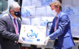 Sven Kühn von Burgsdorff (droite), le représentant de l'UE auprès des Palestiniens, remet plus de 800 colis alimentaires au ministre du Développement social de l'AP pour les distribuer aux familles pauvres palestiniennes, le 30 avril 2020.  (Facebook)