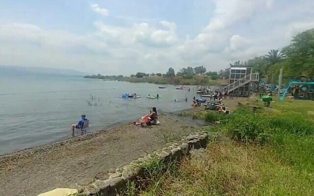 Des Israéliens au lac de Tibériade le 23 mai 2020. (Capture d'écran: Twitter)
