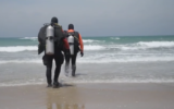Capture d'écran d'une vidéo de plongeurs impliqués dans les recherches du danseur de ballet disparu Ayman Safiah, le 26 mai 2020. (Police israélienne)