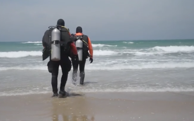 Capture d'écran d'une vidéo de plongeurs impliqués dans les recherches du danseur de ballet disparu Ayman Safiah, le 26 mai 2020. (Police israélienne)
