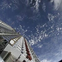 Illustration : 60 satellites Starlink en attente de déploiement, le 24 mars 2019. (Crédit : Official SpaceX photo/Wikipedia/CC0)