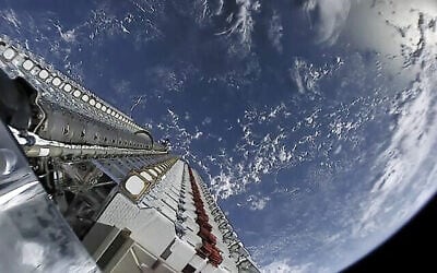 Illustration : 60 satellites Starlink en attente de déploiement, le 24 mars 2019. (Crédit : Official SpaceX photo/Wikipedia/CC0)