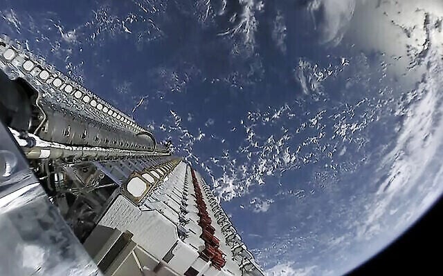 Illustration : 60 satellites Starlink en attente de déploiement, le 24 mars 2019. (Crédit : Official SpaceX photo/Wikipedia/CC0) Illustration : 60 satellites Starlink en attente de déploiement, le 24 mars 2019. (Crédit : Official SpaceX photo/Wikipedia/CC0)