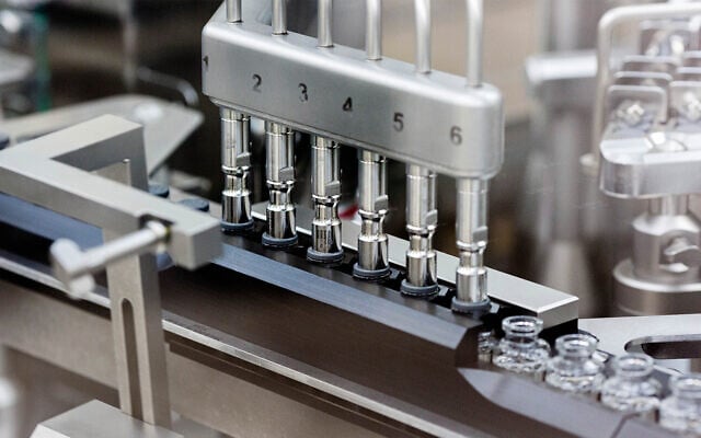 Des bouchons en caoutchouc sont placés sur des fioles remplies du médicament expérimental remdesivir au site de production de Gilead aux Etats-Unis, en mars 2020. (Gilead Sciences via AP)