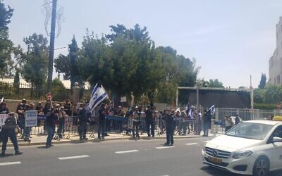 Environ 200 manifestants du mouvement de protestation contre la corruption "Drapeau noir" ont manifesté devant la résidence du Premier ministre à Jérusalem, le 3 mai 2020. (Autorisation)