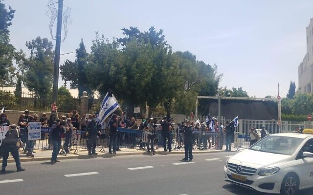 Environ 200 manifestants du mouvement de protestation contre la corruption "Drapeau noir" ont manifesté devant la résidence du Premier ministre à Jérusalem, le 3 mai 2020. (Autorisation) Environ 200 manifestants du mouvement de protestation contre la corruption "Drapeau noir" ont manifesté devant la résidence du Premier ministre à Jérusalem, le 3 mai 2020. (Autorisation)