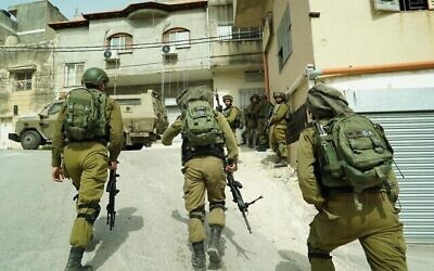 Des soldats israéliens cherchent l'individu qui a lancé une brique sur le sergent Amit Ben-Ygal, le tuant, dans la village cisjordanien d'Yabed, le 13 mai 2020. (Crédit : armée israélienne)