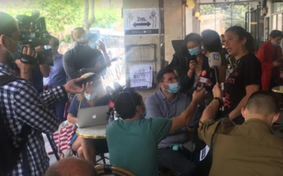 Lilach Sapir, propriétaire du Bar peacock de Tel Aviv, s'exprime aux journalistes alors qu'elle demande la réouverture des restaurants dans le cadre de l'assouplissement des mesures restrictives prises contre le COVID-19, le 6 mai 2020. (Simona Weinglass/Times of Israël)