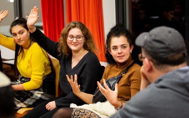 Le projet "Rencontre un Juif" fait venir des bénévoles juifs dans des salles de classe pour parler de leurs expériences.
(Crédit : Meet a Jew) Le projet "Rencontre un Juif" fait venir des bénévoles juifs dans des salles de classe pour parler de leurs expériences.
(Crédit : Meet a Jew)