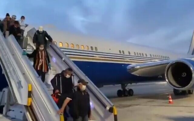 Des citoyens israéliens arrivent à l'aéroport Ben Gurion de retour d'un voyage au Maroc en pleine épidémie de coronavirus. (Capture d'écran : Twitter) Des citoyens israéliens arrivent à l'aéroport Ben Gurion de retour d'un voyage au Maroc en pleine épidémie de coronavirus. (Capture d'écran : Twitter)
