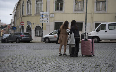 Deux femmes israéliennes arrivent à Lisbonne, au Portugal, le 15 février 2016. (Cnaan Liphshiz via JTA)