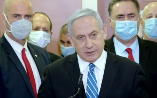 Benjamin Netanyahu s'exprime quelques instants avant l'ouverture de son procès, le 24 mai 2020 (Crédit : capture d'écran) Benjamin Netanyahu s'exprime quelques instants avant l'ouverture de son procès, le 24 mai 2020 (Crédit : capture d'écran)