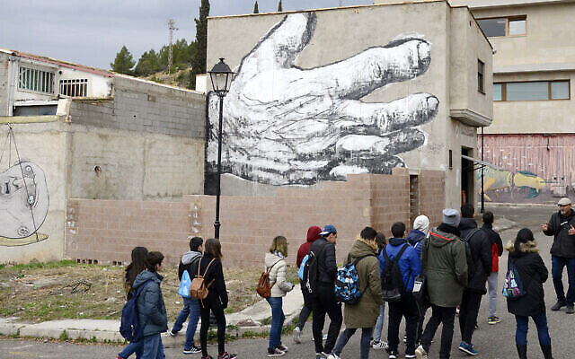 Un enseignant guide des étudiants dans la ville de Fanzara, à Valence, en Espagne, le 15 décembre 2016. (Jose Jordan/AFP via Getty Images)