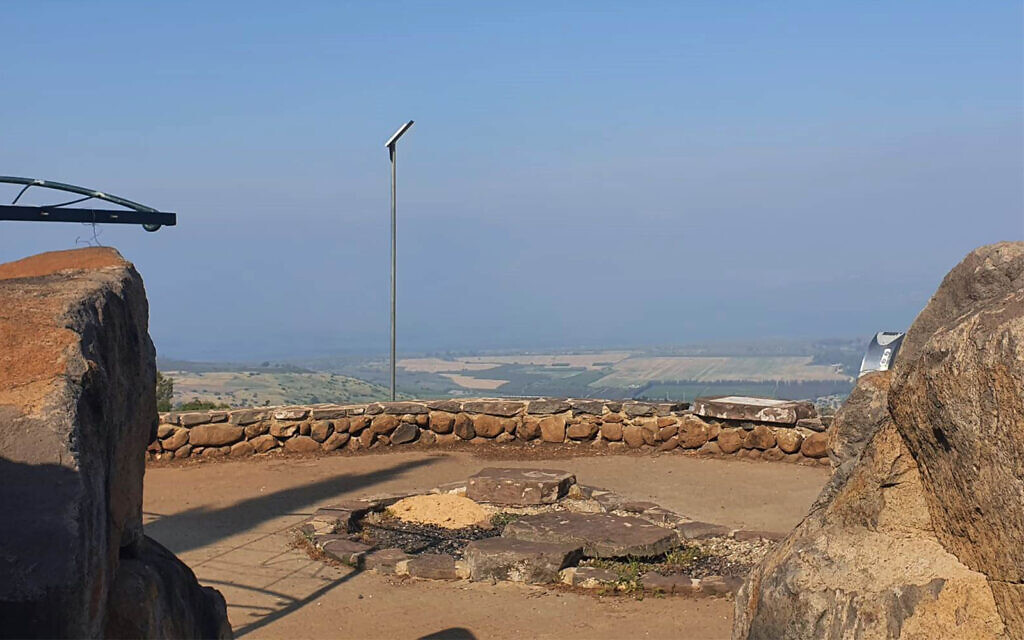 Le panorama de Beitsaida surplombe le nord du lac de Tibériade et la vallée luxuriante de Beitsaida Valley. (Crédit : Asaf Ben-Zvi)