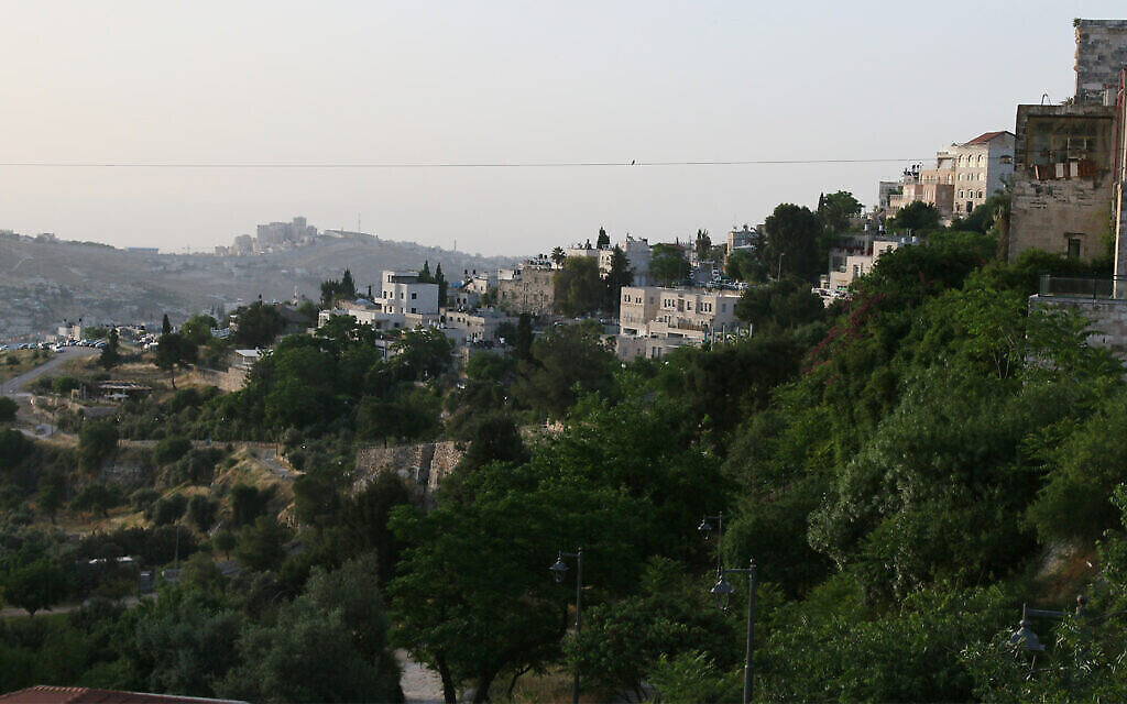 La ligne du téléphérique s'étend au-dessus de la vallée du Hinnom. (Shmuel Bar-am)