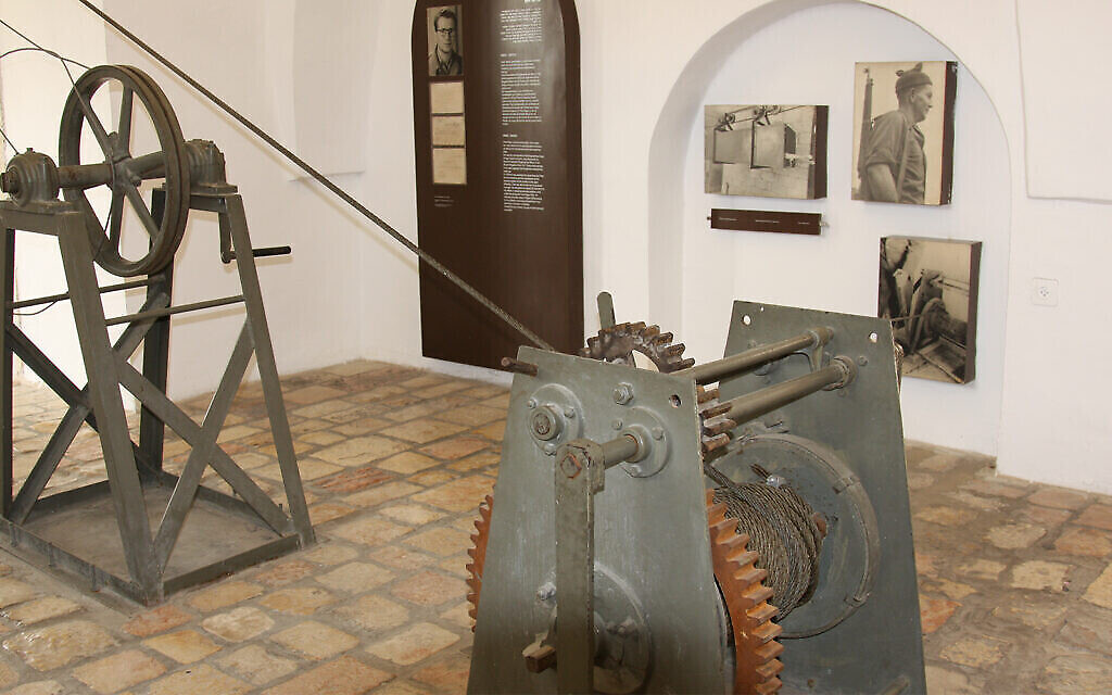 L'intérieur du musée du téléphérique à l'hôtel Mount Zion. (Shmuel Bar-Am)