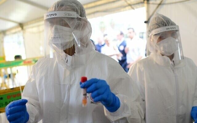 Des membres du personnel du MDA effectuent des tests de dépistage du coronavirus par écouvillonnage. (Photo : Magen David Adom Israël) Des membres du personnel du MDA effectuent des tests de dépistage du coronavirus par écouvillonnage. (Photo : Magen David Adom Israël)
