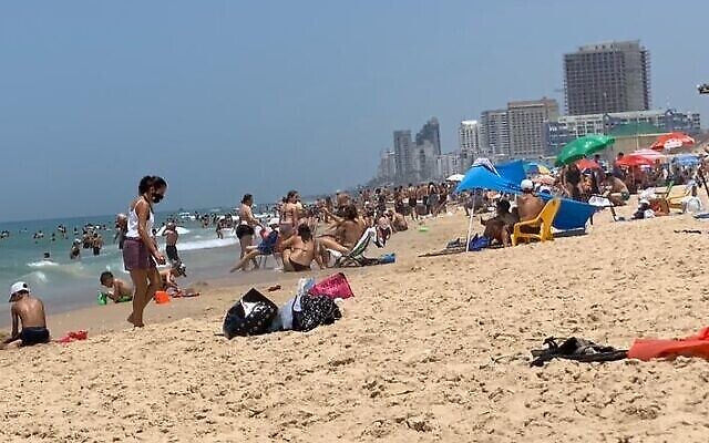 Les Israéliens sur une plage de Rishon Lezion, le 16 mai 2020 (Crédit : ToI staff) Les Israéliens sur une plage de Rishon Lezion, le 16 mai 2020 (Crédit : ToI staff)