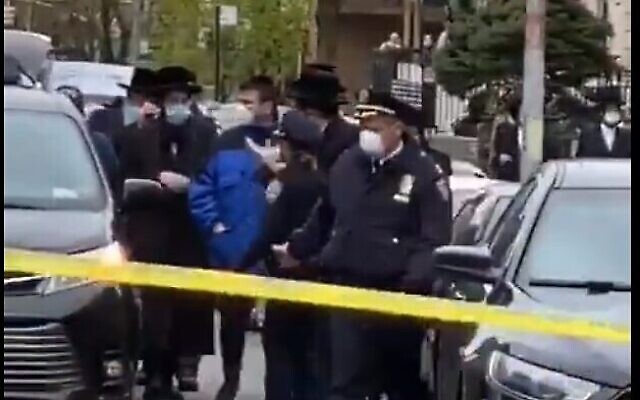 La police de New York City disperse des funérailles ultra-orthodoxes à Borough Park, Brooklyn, le 30 avril 2020 (Capture d'écran) La police de New York City disperse des funérailles ultra-orthodoxes à Borough Park, Brooklyn, le 30 avril 2020 (Capture d'écran)