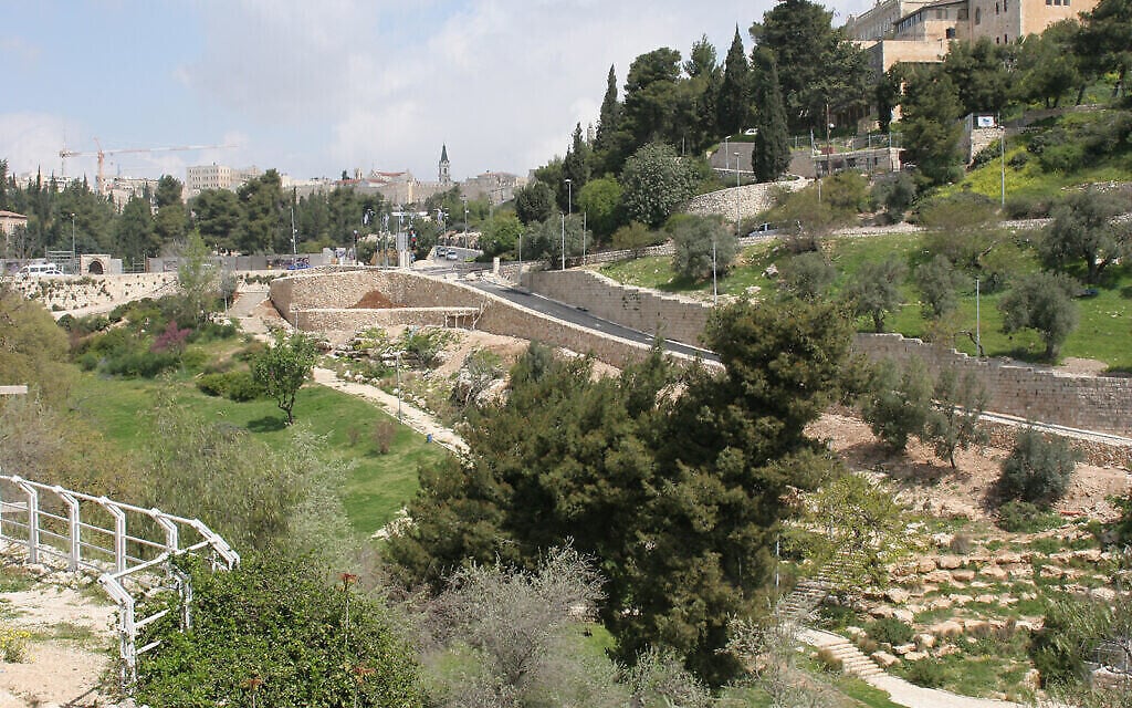 La vallée du Hinnom, entre Jérusalem-Ouest et le mont Sion, a partagé les forces de l'armée israélienne entre 1948 et 1967. (Shmuel Bar-Am)