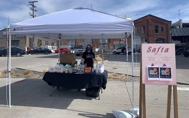 Les employés du restaurant Safta d'Alon Shaya à Denver ont dressé une table à l'extérieur avec de la nourriture que les employés licenciés ou en congé sans solde du restaurant peuvent récupérer. (Avec l'aimable autorisation de Pomegranate Hospitality) Les employés du restaurant Safta d'Alon Shaya à Denver ont dressé une table à l'extérieur avec de la nourriture que les employés licenciés ou en congé sans solde du restaurant peuvent récupérer. (Avec l'aimable autorisation de Pomegranate Hospitality)
