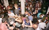Des touristes et des locaux font la fête au bar Shpagat de Tel Aviv, l'un des plus anciens bars gay de la ville. (Autorisation)