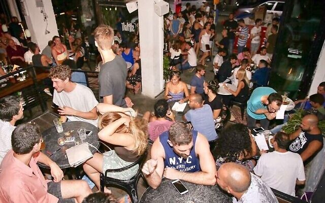Des touristes et des locaux font la fête au bar Shpagat de Tel Aviv, l'un des plus anciens bars gay de la ville. (Autorisation) Des touristes et des locaux font la fête au bar Shpagat de Tel Aviv, l'un des plus anciens bars gay de la ville. (Autorisation)