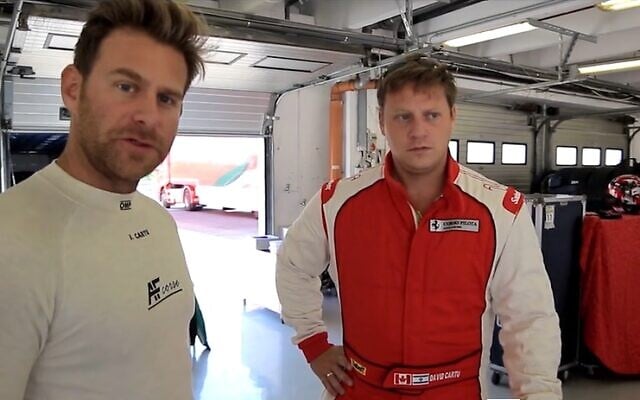 Josh Cartu (à gauche) et son frère David Cartu dans une capture d'écran tirée d'une vidéo de 2017 dans laquelle ils conduisent une Ferrari ensemble. (Capture d'écran Vimeo)